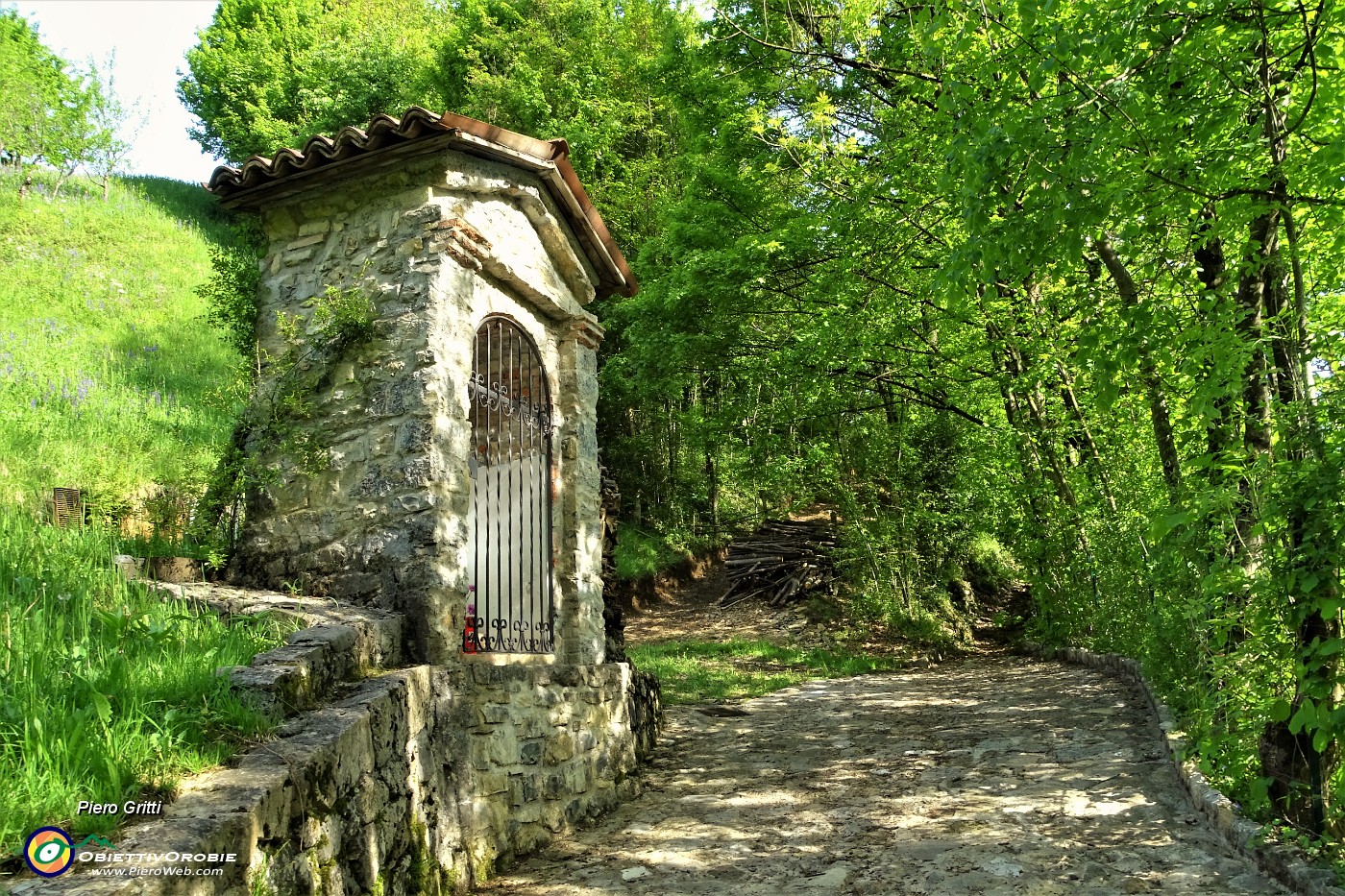 36 Sulla 'Via delle castagne' ...Santella della Madonna .JPG